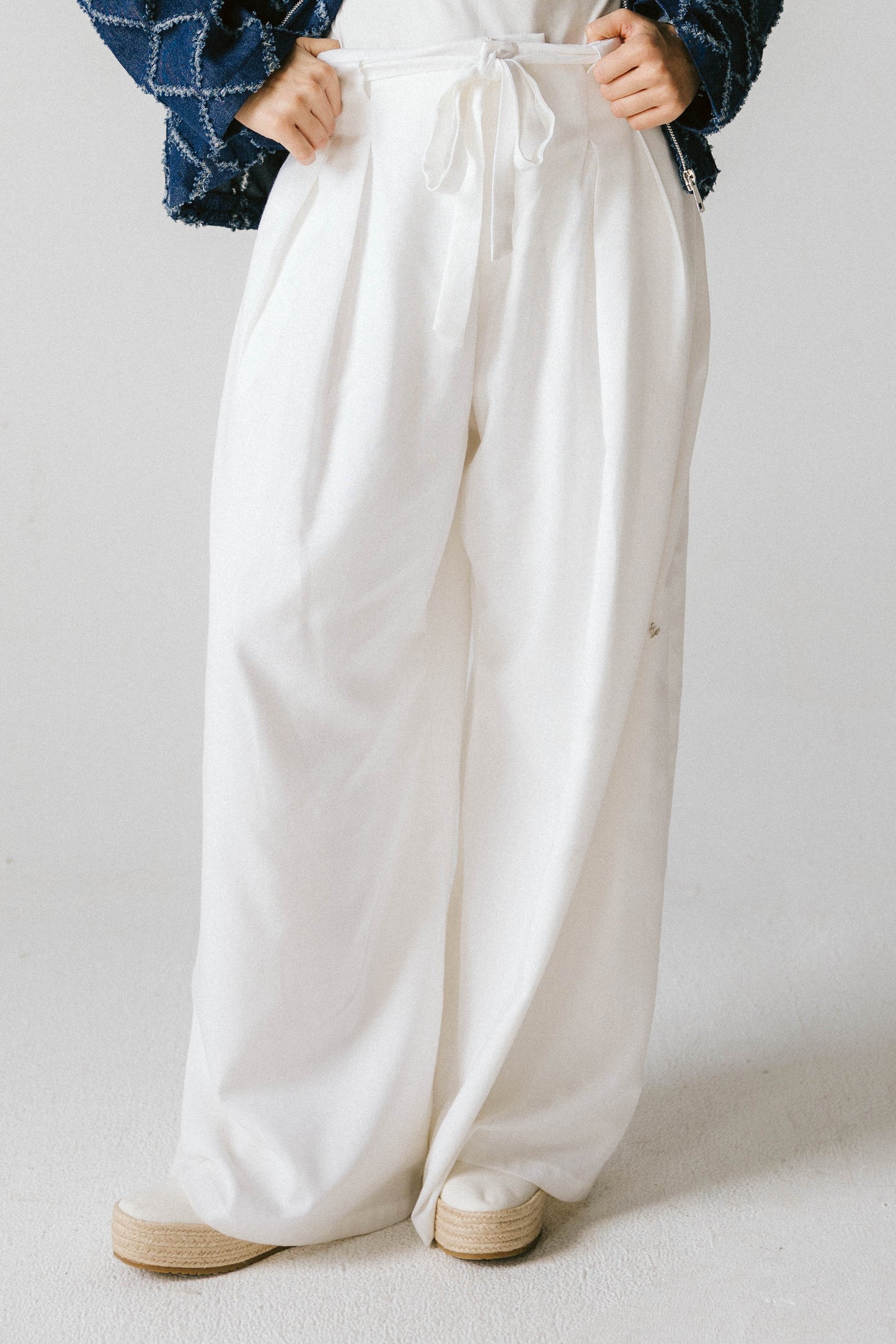 Pleated tie-waisted linen pants - off white