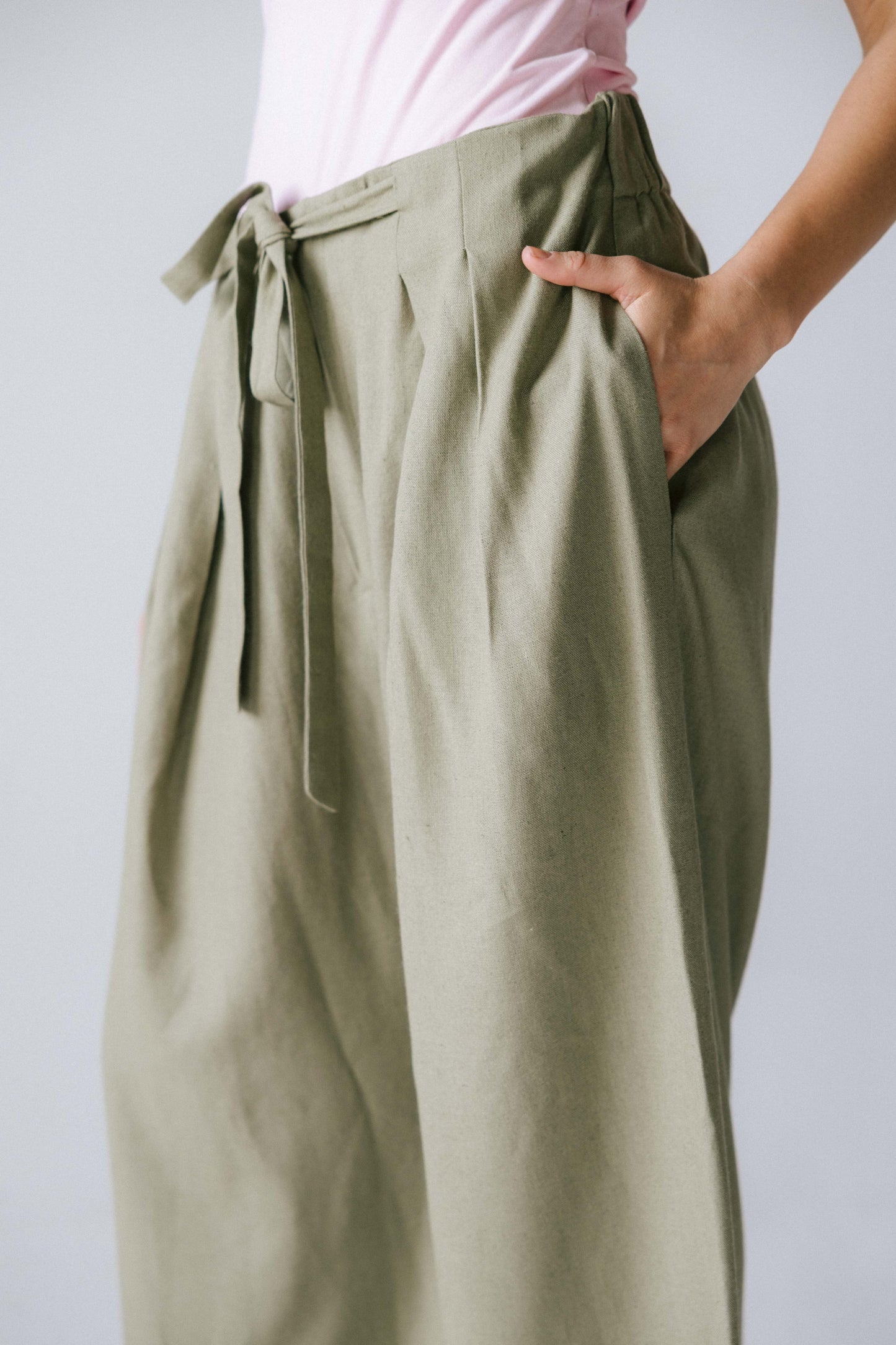 pleated tie-waisted linen pants - olive