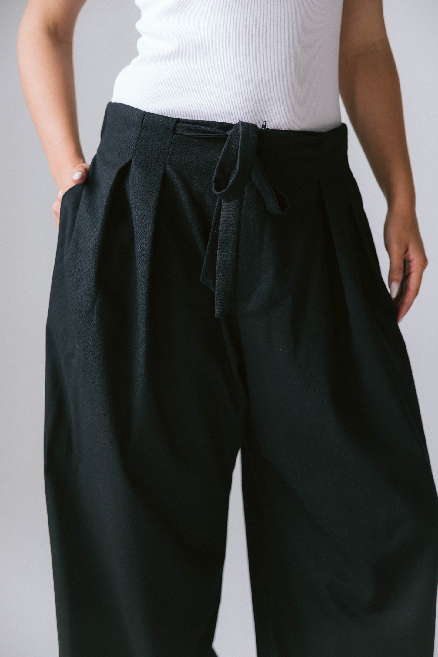Pleated tie-waisted linen pants - black
