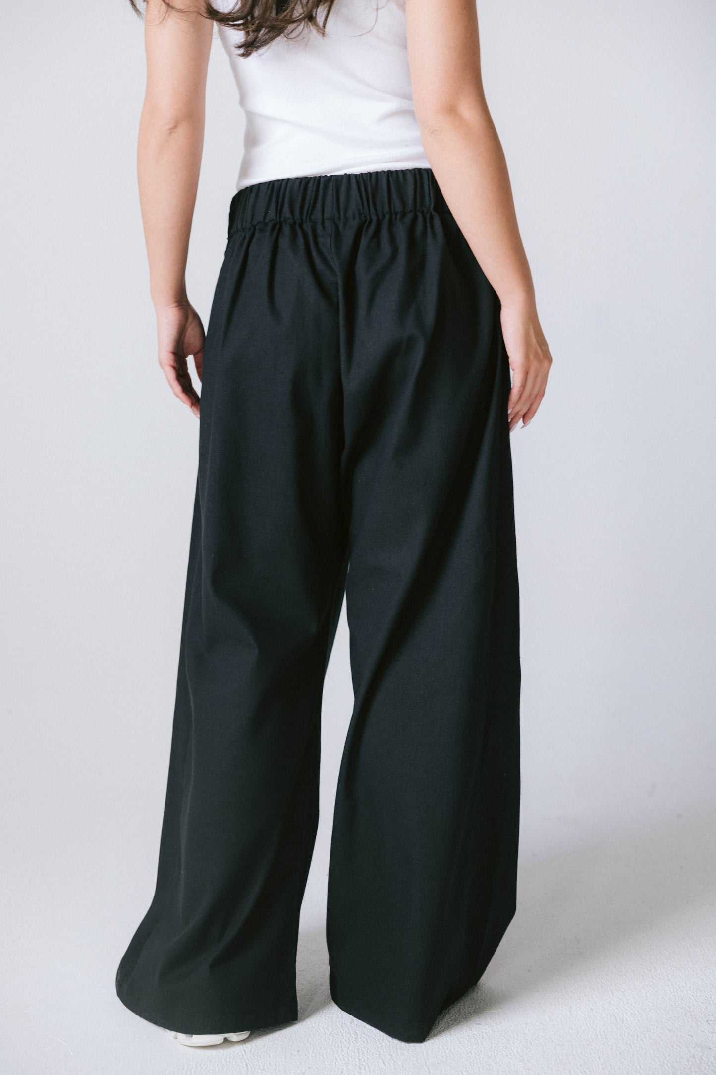 Pleated tie-waisted linen pants - black