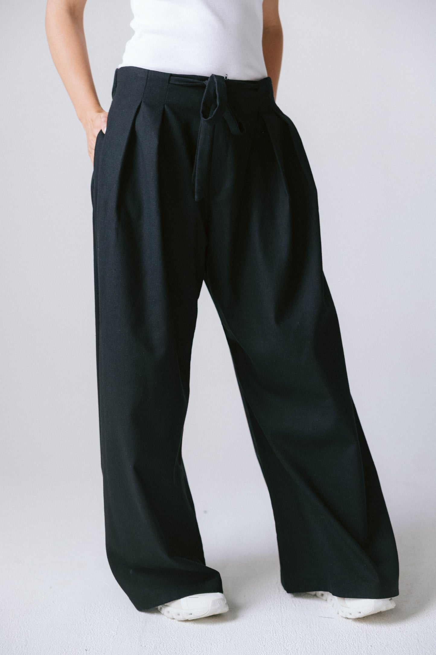 Pleated tie-waisted linen pants - black