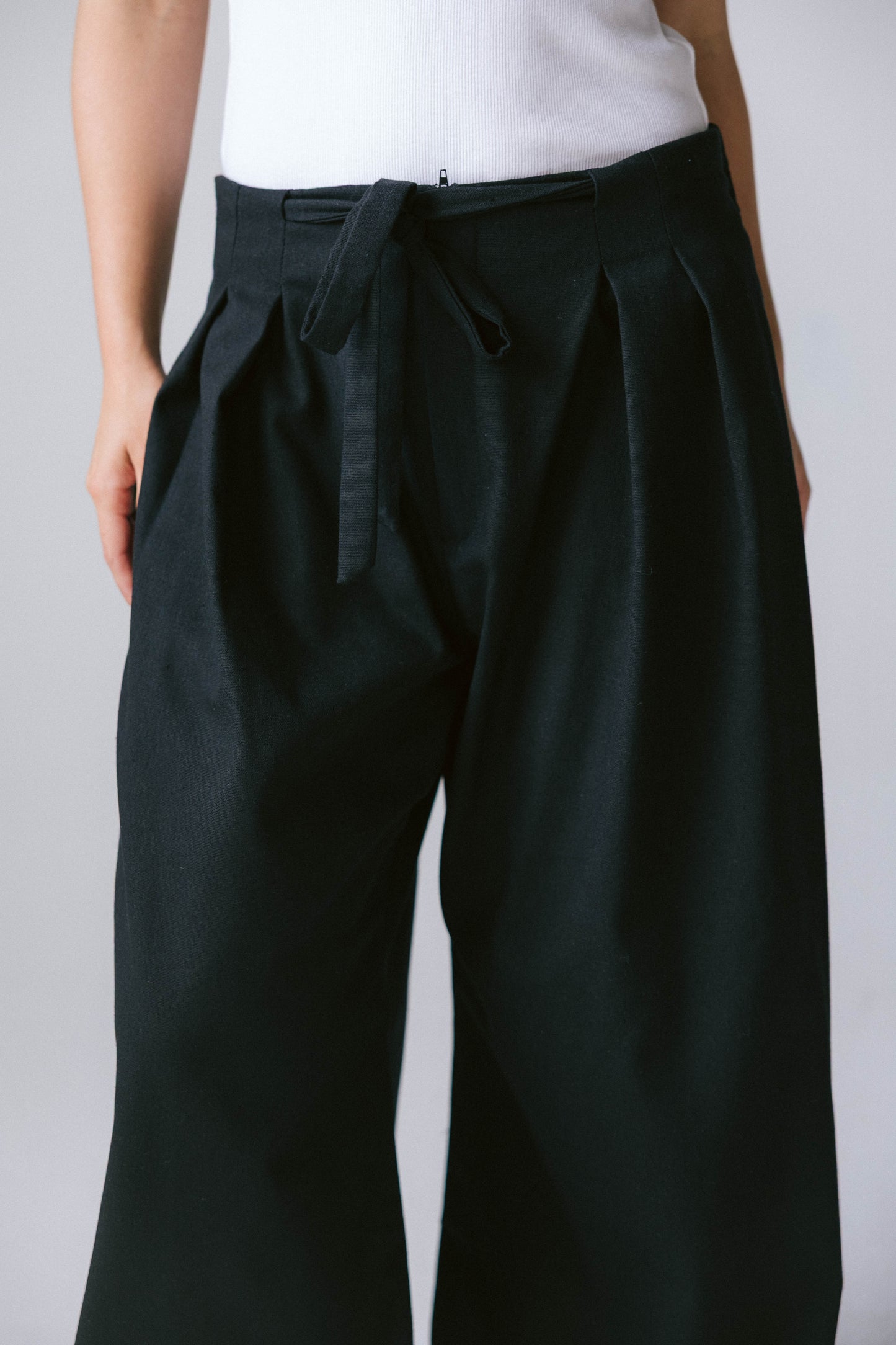 Pleated tie-waisted linen pants - black