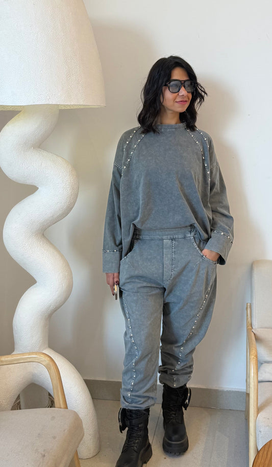 Grey stone washed studs set