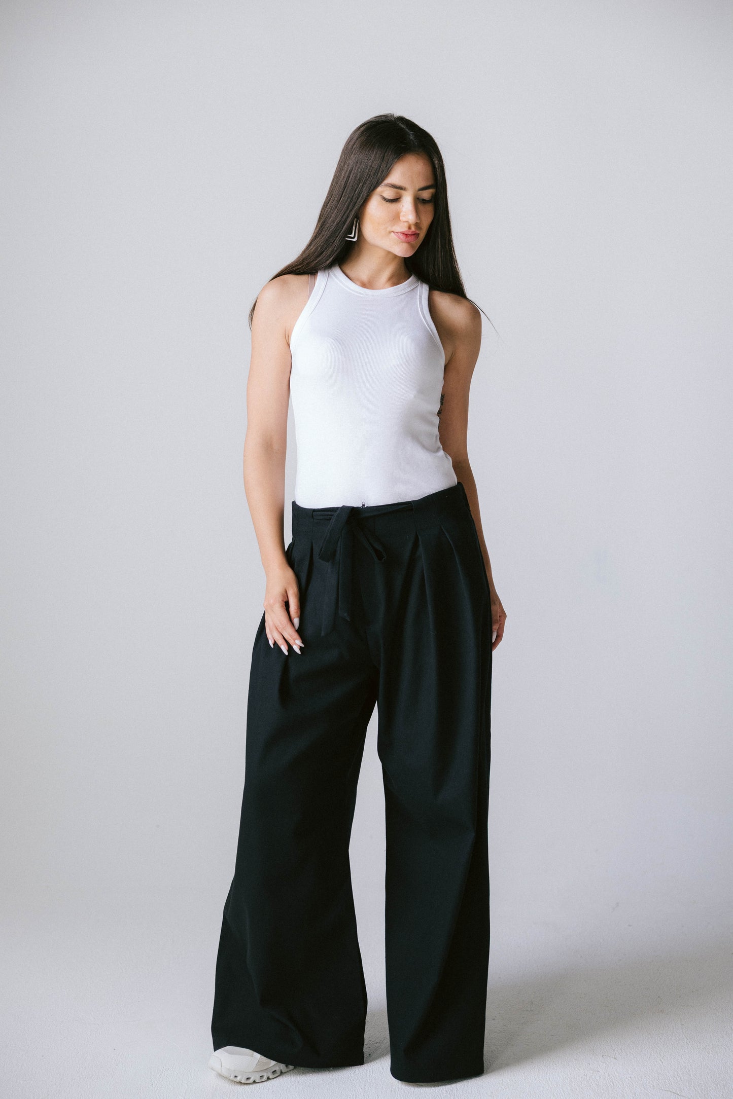 Pleated tie-waisted linen pants - black