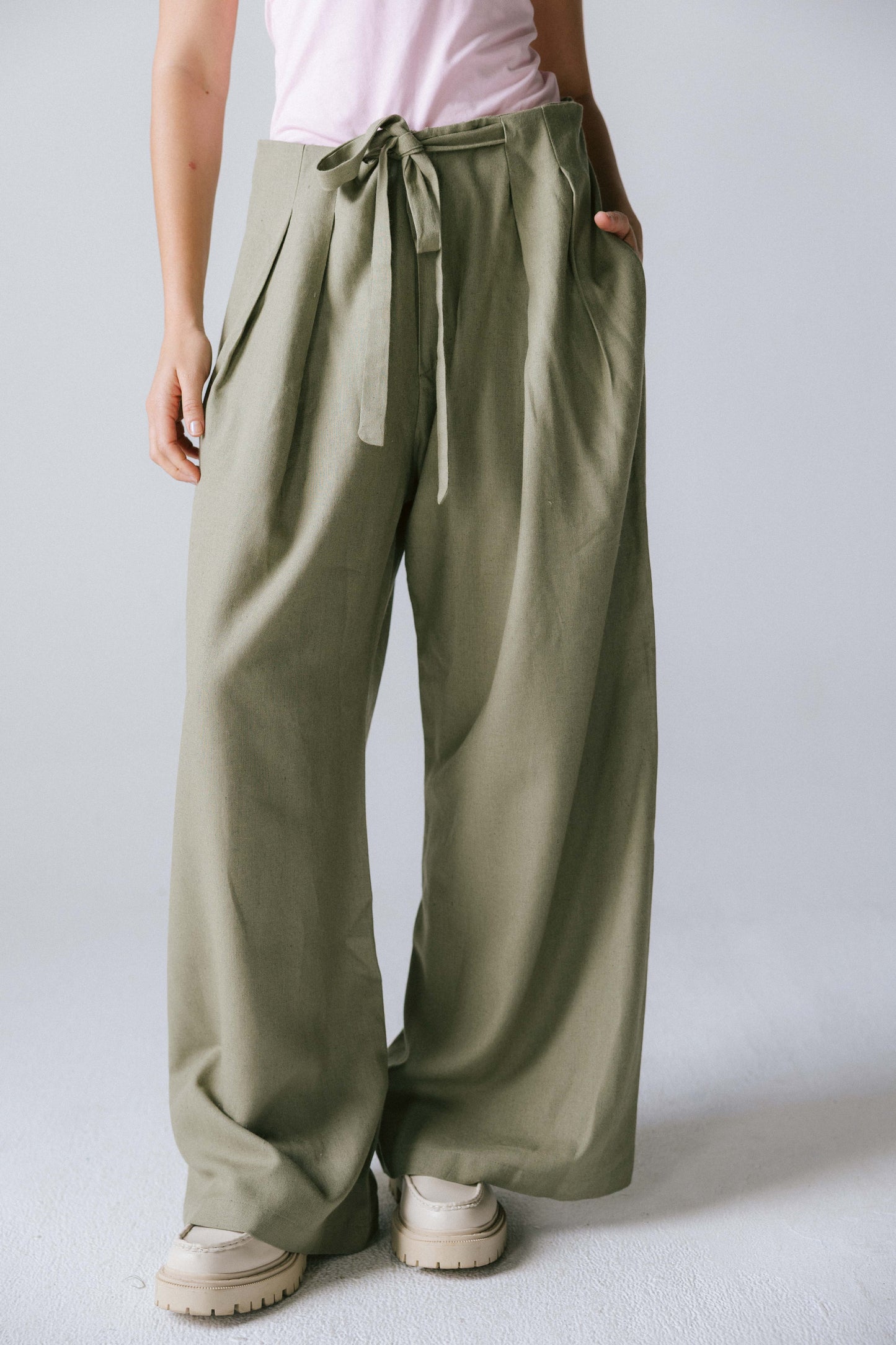 pleated tie-waisted linen pants - olive