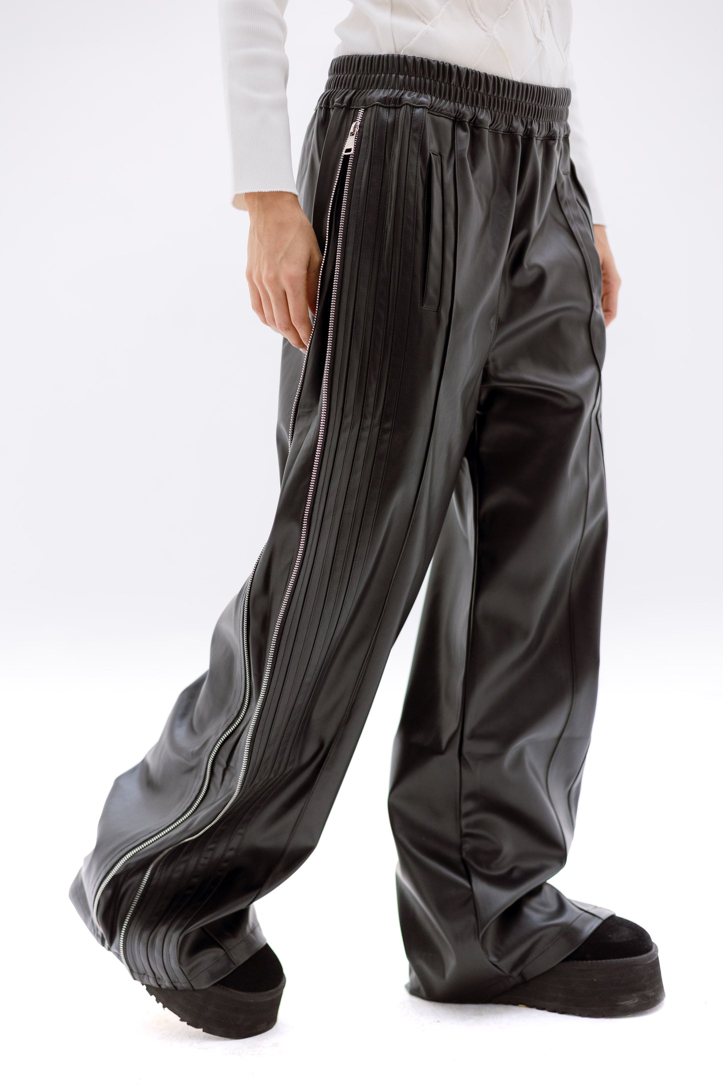 Zipper leather pants